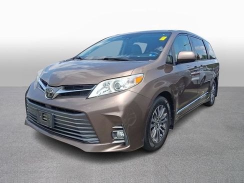 Used 2020 Toyota Sienna XLE FWD image 1