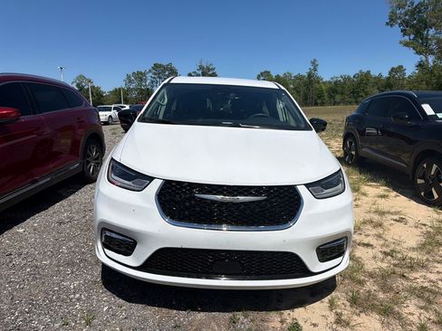 Used 2024 Chrysler Pacifica Limited FWD image 2