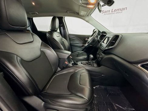 Used 2019 Jeep Cherokee Latitude Plus w/ Cold Weather Group AWD/4WD image 25