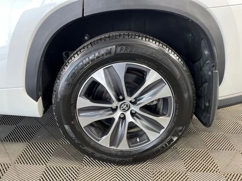 Used 2023 Toyota Highlander XLE image 11
