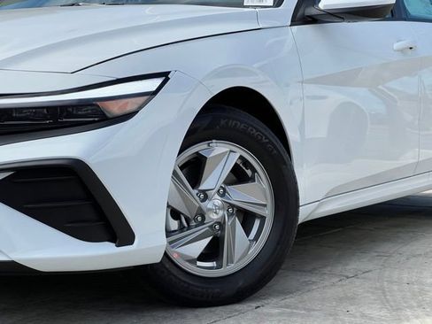 New 2026 Hyundai Elantra SE FWD image 2