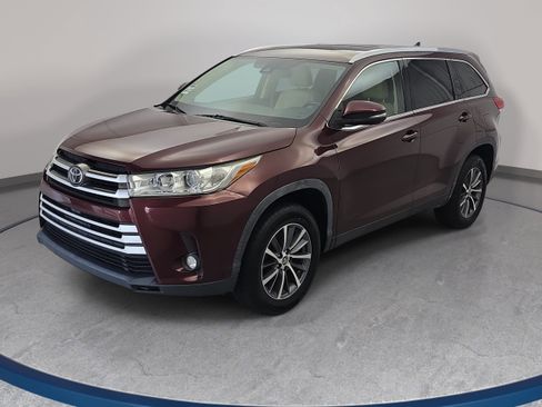 Used 2019 Toyota Highlander XLE FWD image 1