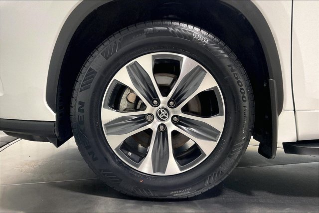 Used 2023 Toyota Highlander XLE AWD/4WD image 9