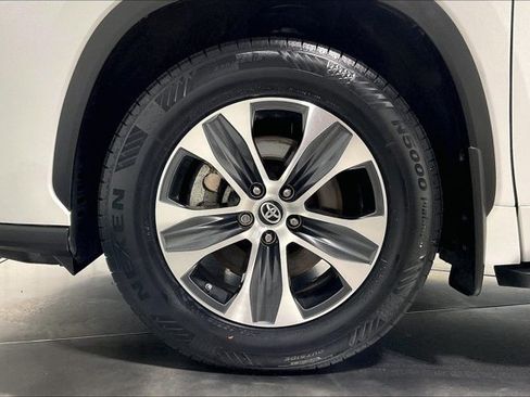 Used 2023 Toyota Highlander XLE AWD/4WD image 9