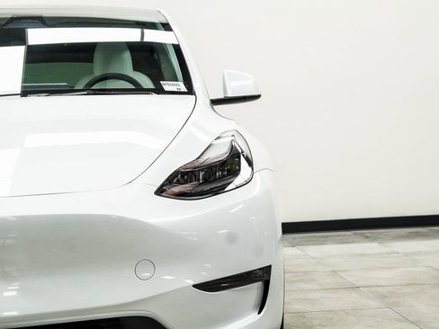 Used 2024 Tesla Model Y Long Range AWD/4WD image 4