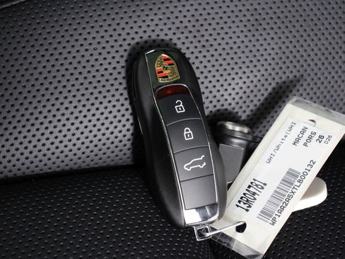 Certified 2026 Porsche Macan AWD/4WD image 34