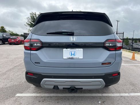 Used 2025 Honda Pilot TrailSport image 5