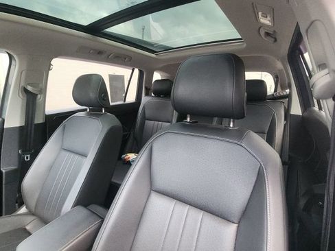 Used 2023 Volkswagen Tiguan SE w/ Panoramic Sunroof Package FWD image 8