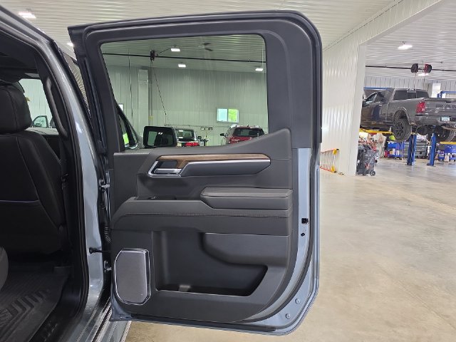 Used 2025 Chevrolet Silverado 1500 High Country w/ Technology Package AWD/4WD image 29