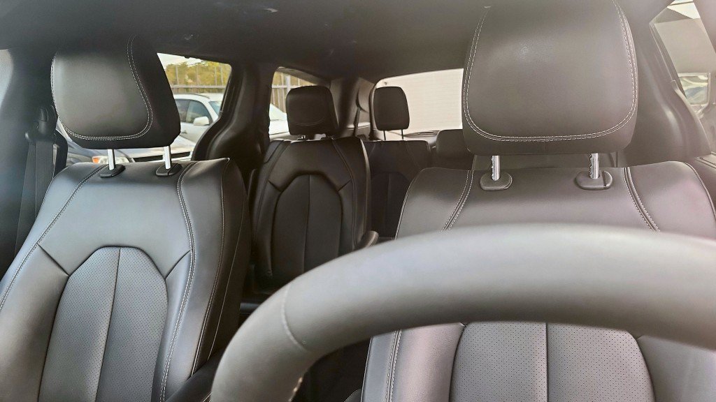 Used 2025 Chrysler Pacifica Select FWD image 12
