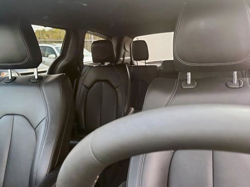 Used 2025 Chrysler Pacifica Select FWD image 12