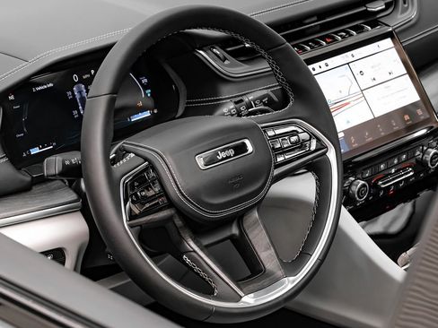 Used 2022 Jeep Grand Cherokee Overland w/ Luxury Tech Group IV image 14