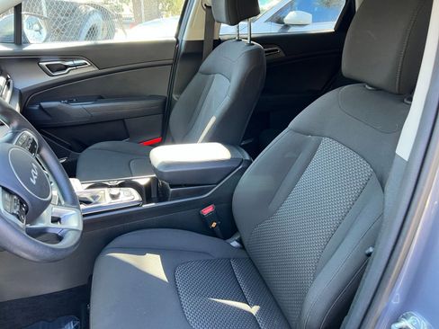 Used 2025 Kia Sportage LX image 31