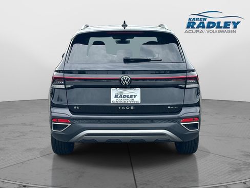 Used 2025 Volkswagen Taos SE AWD/4WD image 3