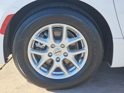 Used 2024 Chrysler Pacifica Touring-L image 38