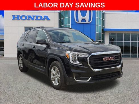 Used 2024 GMC Terrain SLE w/ Driver Convenience Package FWD image 4