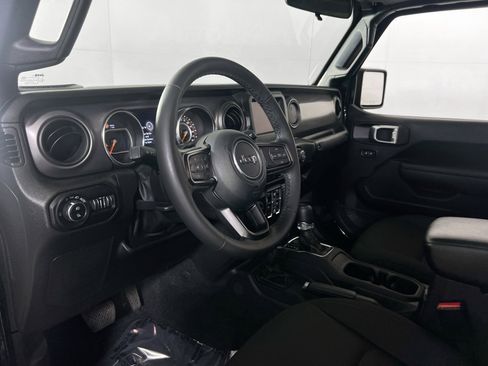Used 2022 Jeep Gladiator Willys image 9