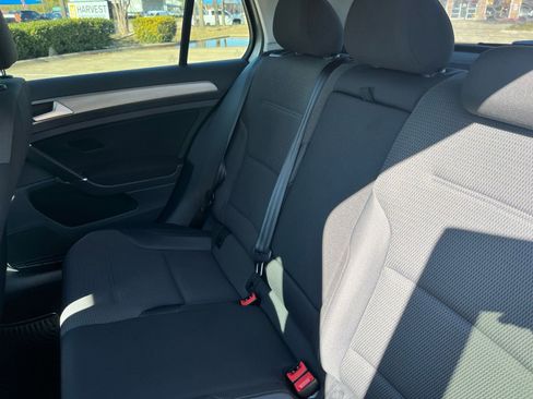 Used 2016 Volkswagen Golf S image 18
