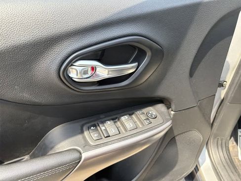 Used 2022 Jeep Cherokee Latitude w/ Comfort Safety Group image 11