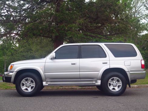 Used 2001 Toyota 4Runner SR5 RWD image 2