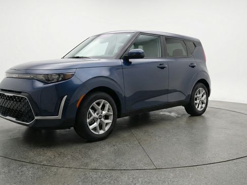 Used 2025 Kia Soul LX w/ LX Technology Package FWD image 3