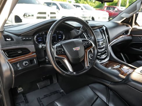Used 2018 Cadillac Escalade Luxury RWD image 13
