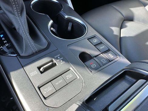 Used 2023 Toyota Highlander XLE image 20