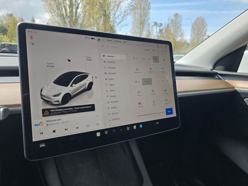 Used 2023 Tesla Model Y Long Range AWD/4WD image 23