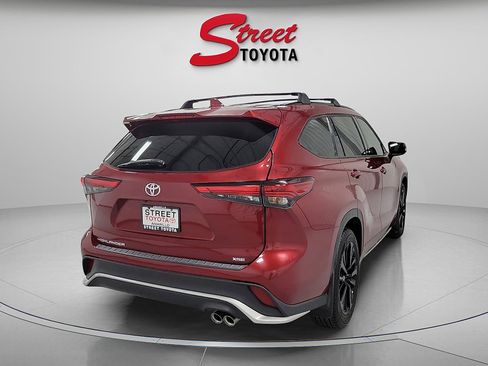 Used 2023 Toyota Highlander XSE FWD image 4