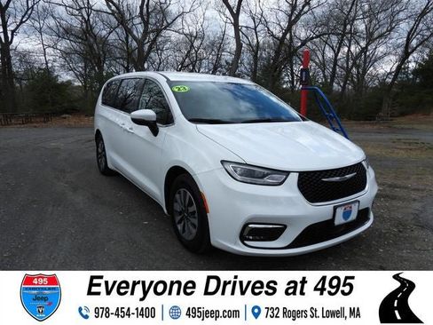 Used 2023 Chrysler Pacifica Touring-L FWD image 7