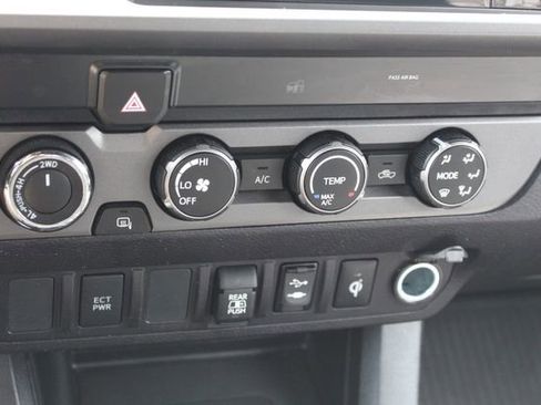 Used 2019 Toyota Tacoma TRD Off-Road AWD/4WD image 25