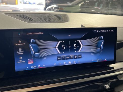 Used 2024 BMW X7 xDrive40i w/ M Sport Package AWD/4WD image 22