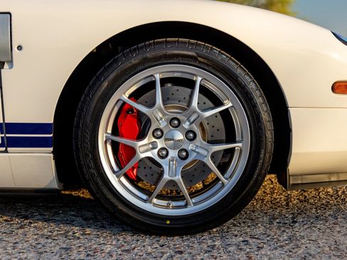 Used 2005 Ford GT RWD image 29