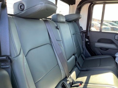 New 2026 Jeep Gladiator Mojave w/ Technology Group AWD/4WD image 22