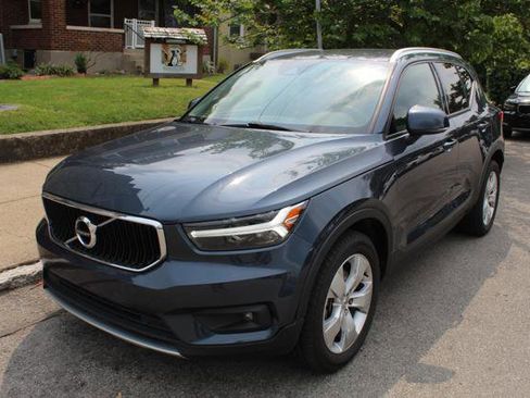 Used 2021 Volvo XC40 T4 Momentum image 1