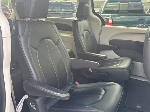 Used 2017 Chrysler Pacifica Touring-L FWD image 28