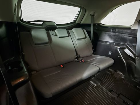 Used 2018 Toyota Highlander LE image 24