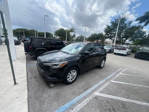 Used 2022 Toyota Corolla Cross LE w/ Moonroof Package FWD image 5