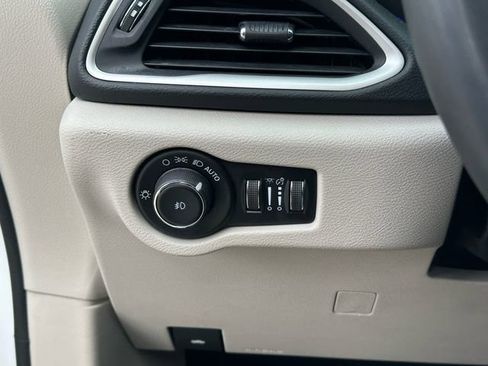 Used 2023 Chrysler Pacifica Touring-L FWD image 20