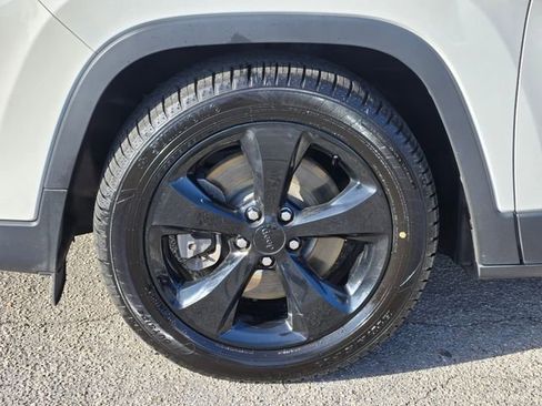 Used 2019 Jeep Cherokee Latitude Plus image 10