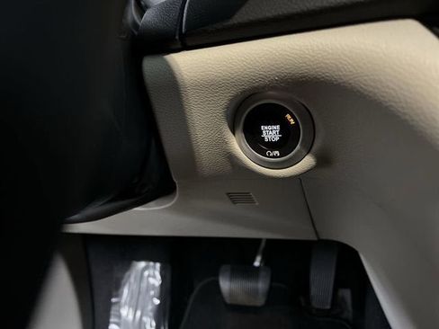 Used 2023 Chrysler Pacifica Touring-L FWD image 16