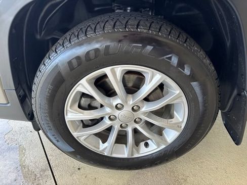 Used 2019 Jeep Cherokee Latitude w/ Cold Weather Group AWD/4WD image 33
