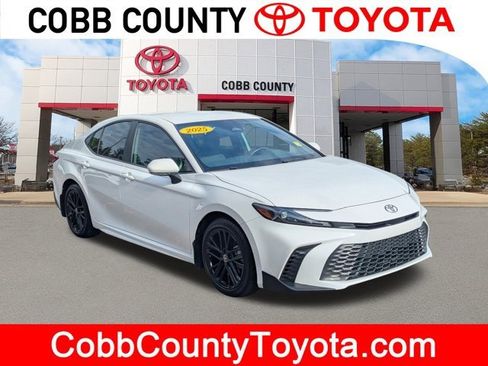 Used 2025 Toyota Camry SE image 1