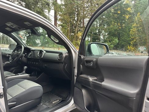 Used 2021 Toyota Tacoma TRD Off-Road image 8