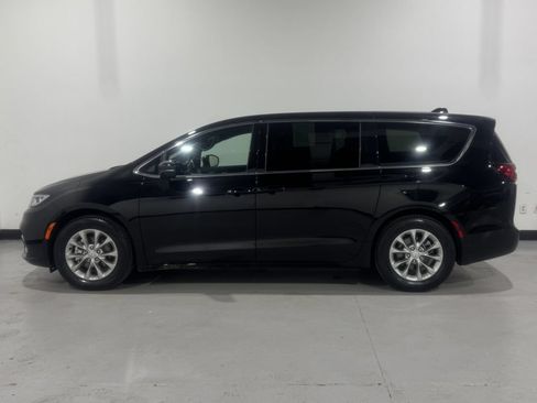 Used 2026 Chrysler Pacifica Limited FWD image 13