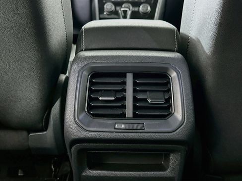 Used 2024 Volkswagen Taos SE w/ Panoramic Sunroof Package FWD image 27