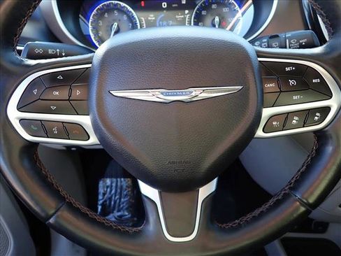 Used 2018 Chrysler Pacifica Touring-L w/ Advanced Safetytec Group FWD image 17