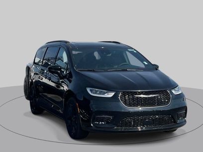 Used 2025 Chrysler Pacifica Limited w/ Uconnect Theater Family Group