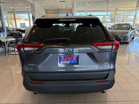 Used 2021 Toyota RAV4 LE AWD/4WD image 4