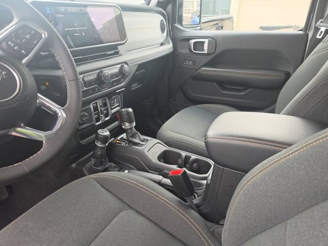 Used 2025 Jeep Wrangler Unlimited Sahara AWD/4WD image 9
